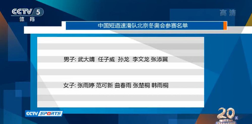 影片讲述了由朱莉娅·罗伯茨主演的险恶的皇后盗取了国度的政权，而被放逐的公主在七个神机妙算的小矮人的帮忙下，从头赢回了属于她的权利。好久之前，有位边幅出众的公主名叫白雪（莉莉·科林斯 饰），白雪有位险恶又毒舌的继母皇后（朱莉娅·罗伯茨 饰）。皇后不但妒忌白雪公主的美貌， 还成天痴迷着帅气的白马王子，并意图榨干他的财富与精神，却怎样也没想到白马王子居然对白雪公主一见钟情；坏心的皇后见状立即将白雪公主流放到危机伺伏的阴暗丛林，而白马王子也因中了坏皇后下的恋爱魔药而沦为她的恋爱俘虏。被摈除到丛林里的白雪公主不幸赶上了一帮矮人伏莽，在伏莽们的练习下，她成了七矮人山贼团的魁首！完全改头换面的白雪公主，在偶尔的机遇下不测与白马王子重逢，但不甘愿宁可被坏皇后逼迫的她，决议带领小矮人们一同进攻险恶皇后的碉堡，誓言夺权复仇！而白雪公主和坏皇后两人，事实谁最后能永久过着幸福欢愉的日子呢？